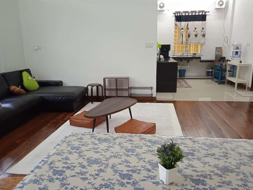 La Wood Homestay 캄풍 쿠알라 베숫 외부 사진
